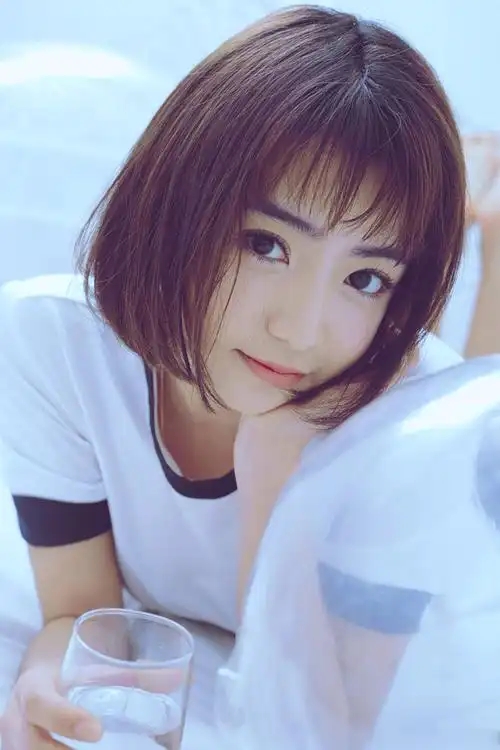 最美的短发中学生