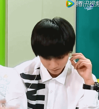 是tfboygif王源gif室内gif听歌gif