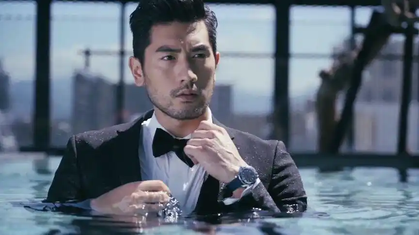 高以翔一身西装泡在水里为某品牌腕表代言