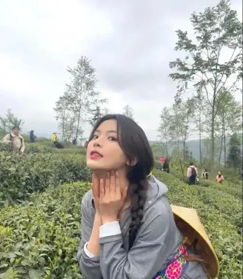 看到杨超越满脸的笑容,好像杨超越感觉自己回到了农村的老家一样开心