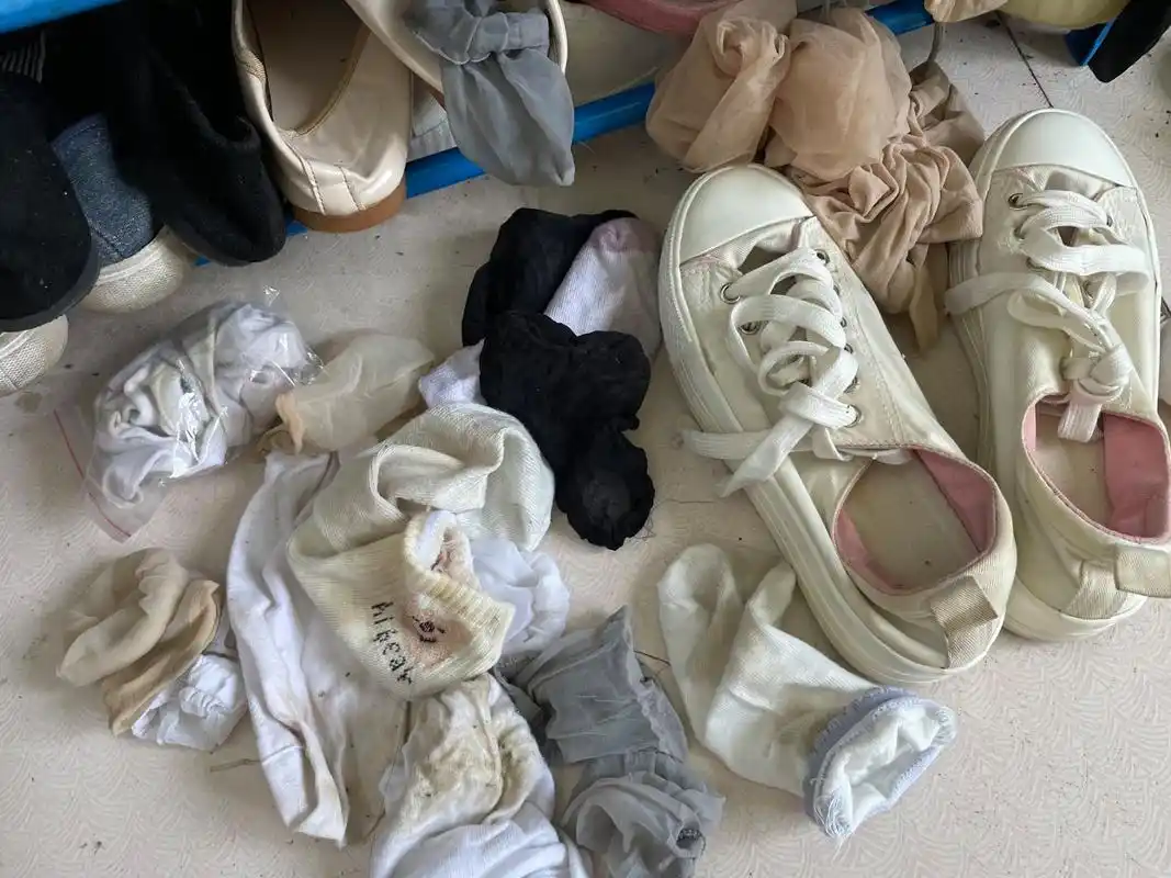 女生宿舍里面的无主袜子,没人要的话扔垃圾桶了[滑稽],说好了不随便扔