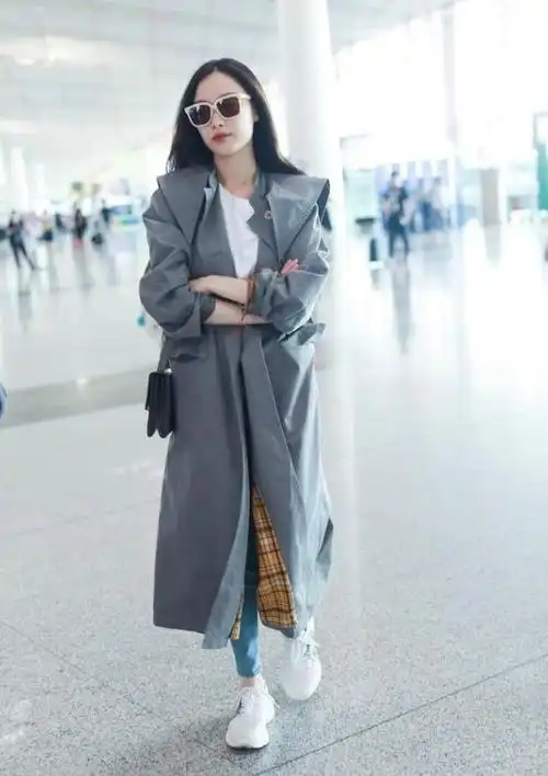 倪妮下车照曝光穿深v超短裤秀身材把性感风穿出了高级感