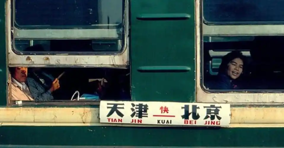 80年代,坐火车是种怎样的体验?站票不少,卧铺人也多_高清图集_新浪网