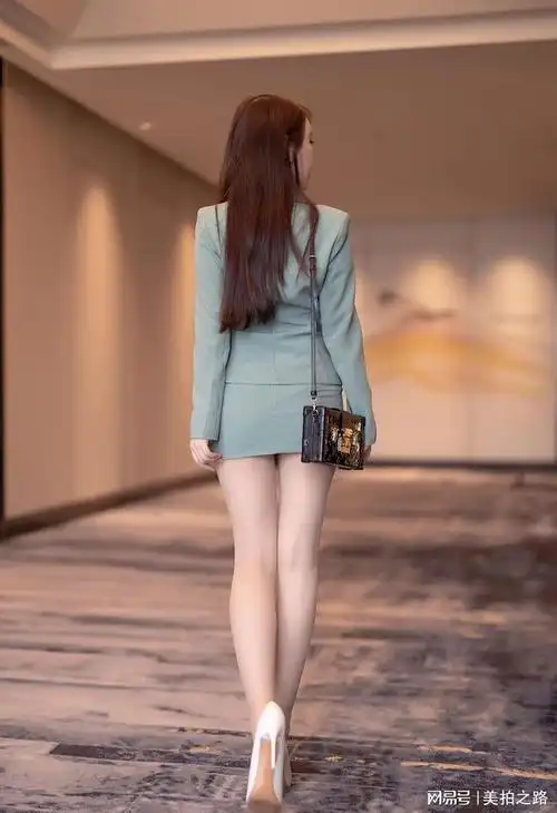 青绿色职业短裙套装肉丝白色高跟鞋ol风格的气质美女