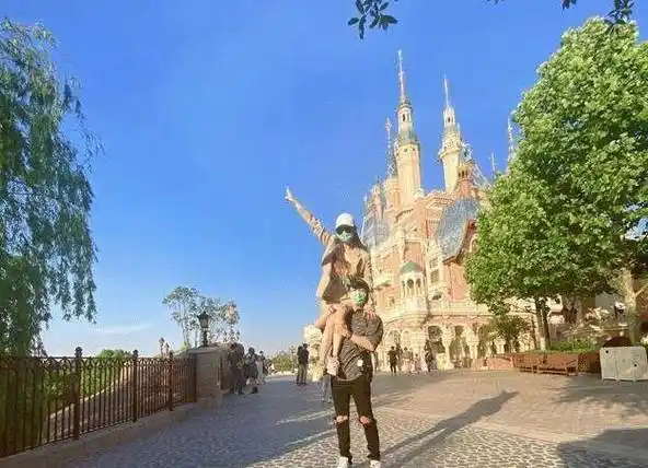 戚薇一家露面,与老公同穿衬衣黑裤秀恩爱,5岁lucky染粉发很亮眼_网友