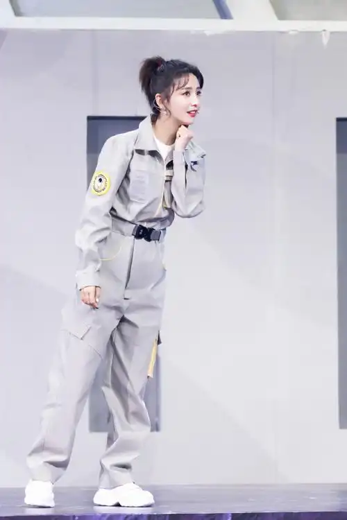 佟丽娅王牌对王牌录制花絮照释出穿工装梳高马尾利落帅气