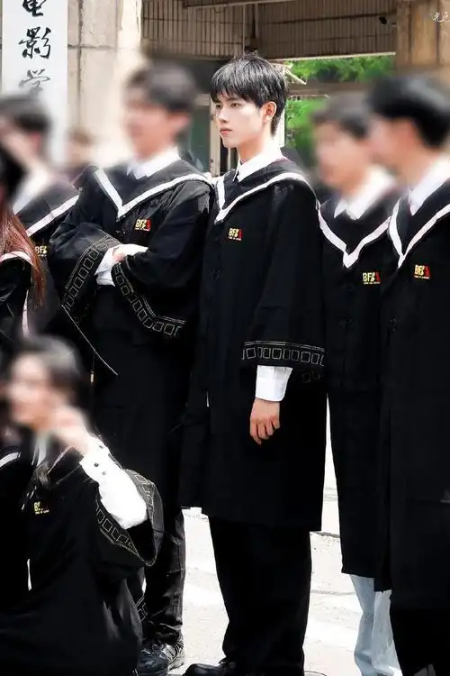 陈飞宇穿上学士服清新帅气登北电毕业照网友直呼心动