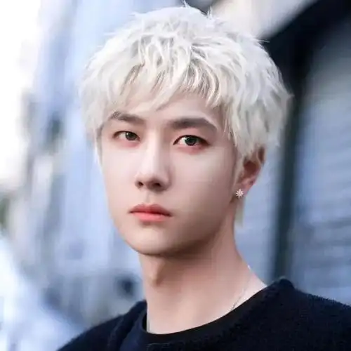 王一博在巴黎时装周上一鸣惊人,一头金色长发,身穿香奈儿最新一期的