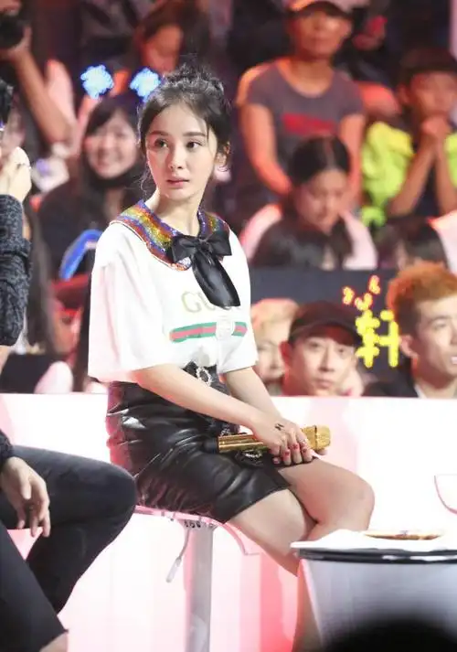 杨幂上综艺节目,30多岁了,看起来还是这么呆萌