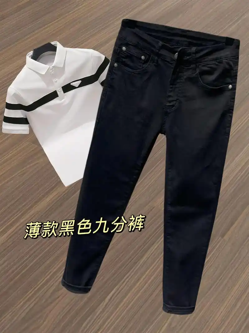 老铁们,今天给你们介绍一款帅气的黑色小脚牛仔裤