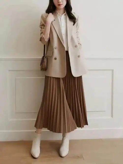 ▼冬去春来,在这个温暖的季节里,穿什么更好看,那当然是裙子配西装了