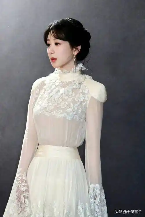 杨紫礼服获赞,网友称其为华伦公主,白玉兰般璀璨绽放!
