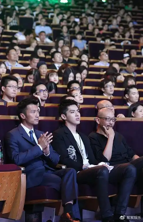 吴亦凡虽然出道很久了,依旧帅气时尚,穿西服都比谢霆锋更显嫩