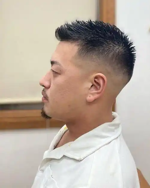 两侧铲短发型真帅气,不论胖瘦都适合,白发大叔剪完大不一样_男士_时尚