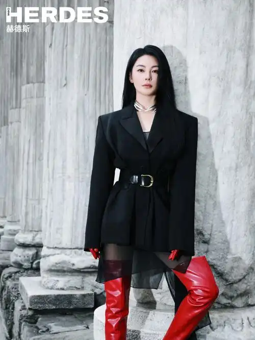 头一次见张雨绮这么长的靴子##张雨绮红色超高漆皮靴