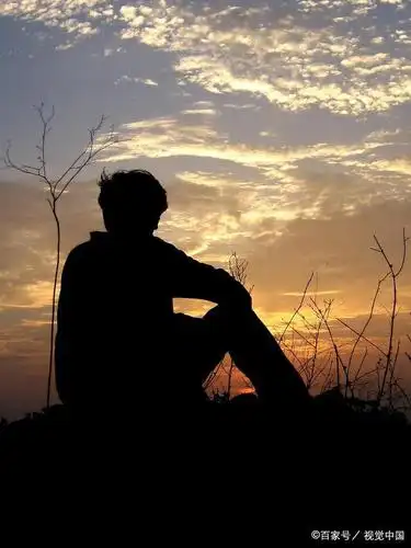 少年时曾梦想站在舞台中央,长大后却默默无闻.