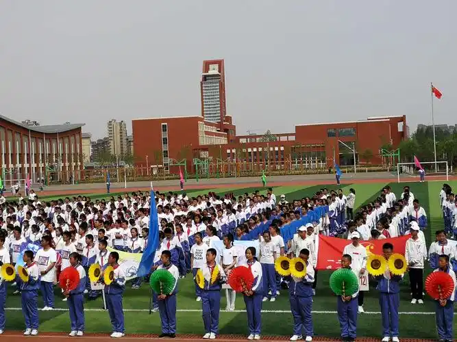 在阳光明媚的春天里银川二中北塔中学春季运动会,青春是多么的靓丽,愿