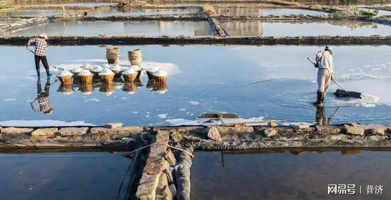 但是海边盐场才会有这个便利,其他地方要用到盐卤,就要把这些卤水收集