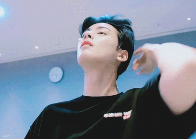 车银优仰头动图