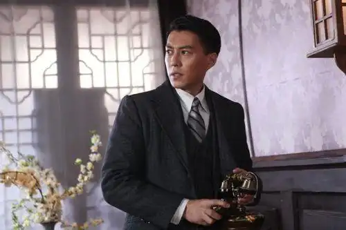 狼烟遍地靳东专注诠释角色不惧比较