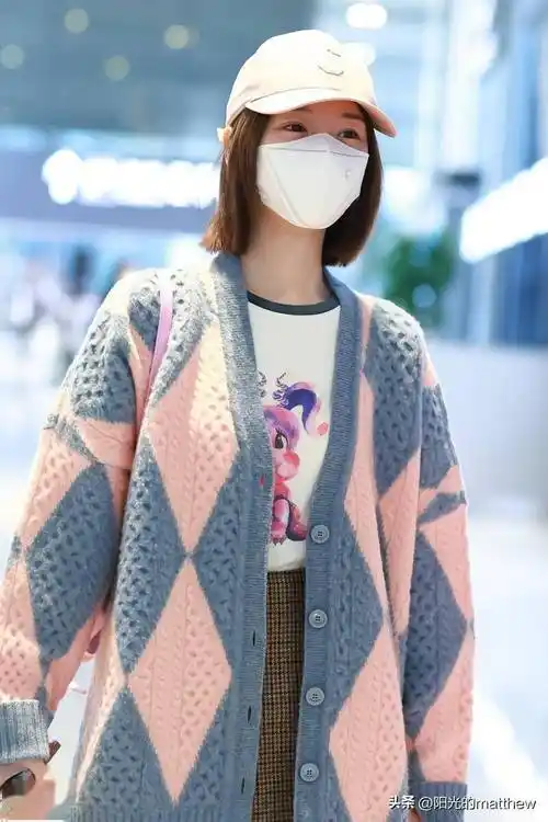 毛晓彤现身上海机场,粉蓝拼色毛衣甜美俏皮