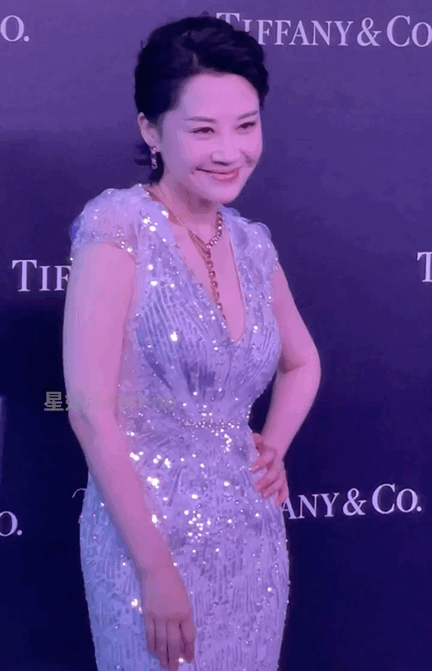 许晴怎么长得越来越像闫妮?今年也才52岁 弯腰驼背这么严重了?