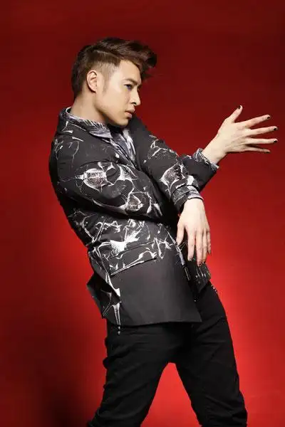 潘玮柏新造型短发示人 搭配蓝眼影变身"潘美男"