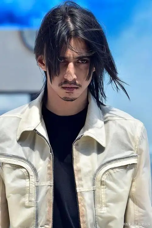 男生日系的慵懒中长发型有,无规则齐肩发,斜分齐肩发,半丸子头,丸子头