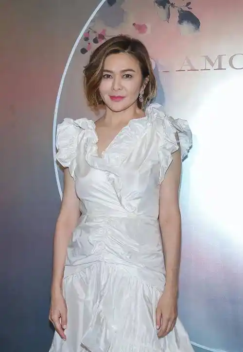 60岁关之琳亲自下厨煮腊八粥,网友:还以为是蔡明_年代_香港_弟弟