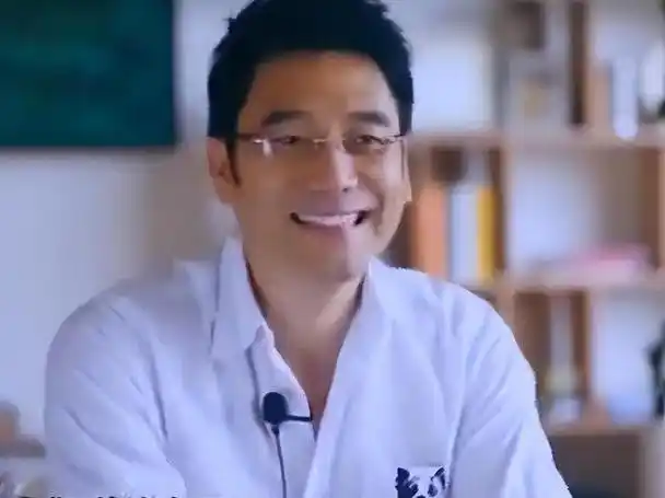 说完了杨钰莹和赖文峰的恋情,咱们来聊聊杨钰莹现在的情况.且听我慢