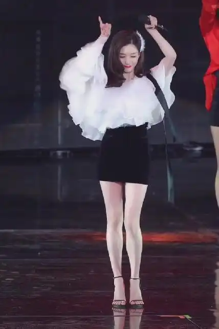 江疏影台上跳舞被抓拍,离开百万修图师后,这腿:我p都p不成这样|腿型