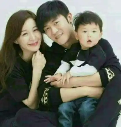 亲妈是导演,干妈也是导演,18年没捧红他,娶媳妇改名后大红大紫