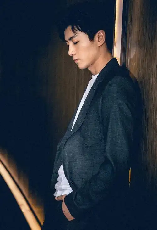 凌乱的头发搭配小性感的胡子痞帅的陈晓帅气的很低调