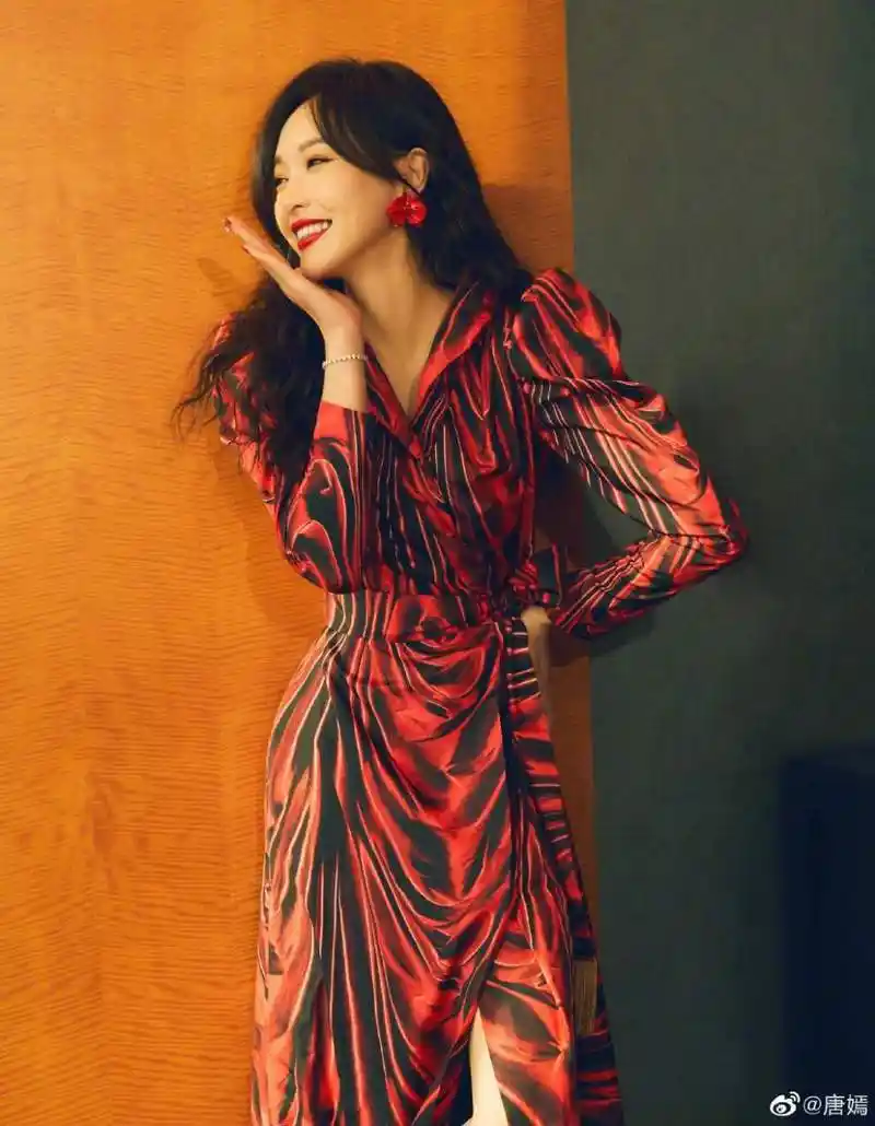 明星穿搭# #唐嫣# 唐嫣这身太美了吧,卷发红裙,妥妥的性感美人啊