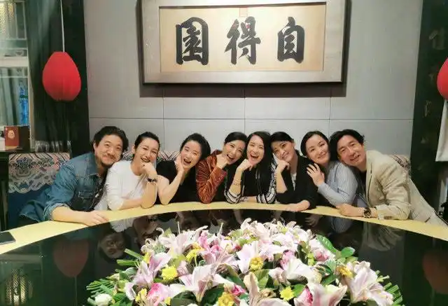 章子怡晒96班中戏同学会合影神仙班级23年容颜不老