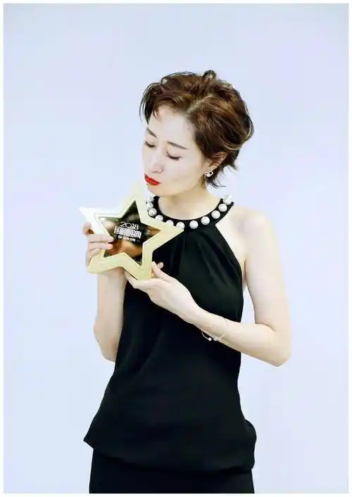 刘敏涛不过剪了个短发,气质一下子就出来了,年轻了20岁!