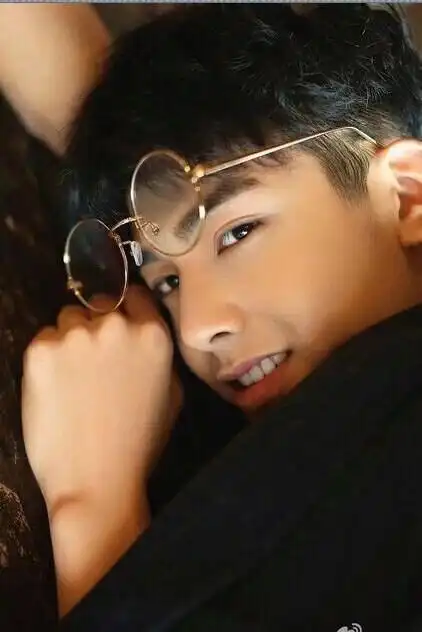 观宋威龙早期照片有感