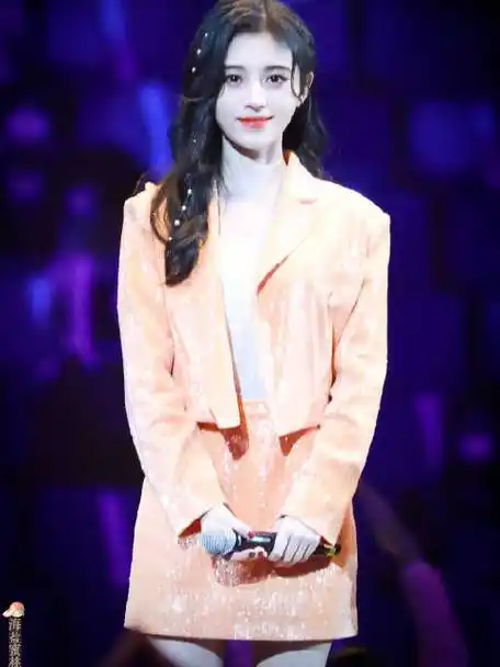 东方风云榜##鞠婧祎白色亮片纱裙