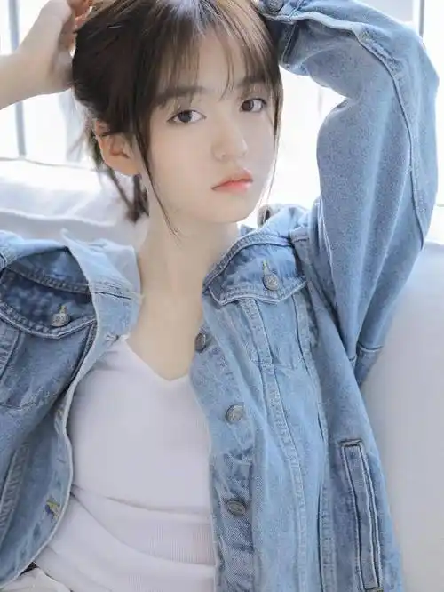 牛仔外套内搭背心短裤,这个美女给人一种清新的感觉,白白嫩嫩_背心