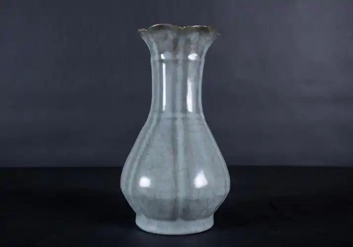 官窑花口尊(南宋)