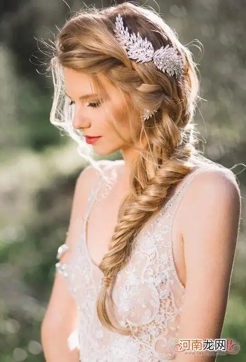 繁杂鱼尾辫编发给你轻轻松松拿下 瓜子脸女生美腻编发秀出时尚风