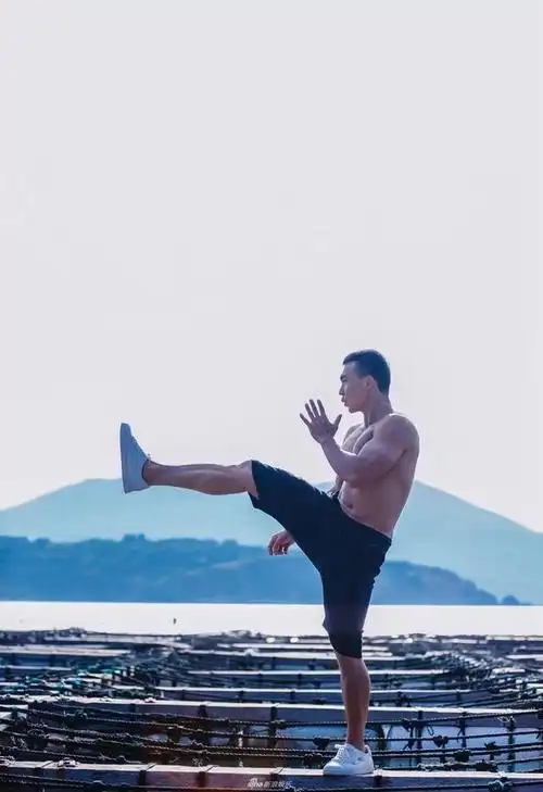 刘畊宏伏地挺身秀肌肉 小泡芙化身神力女超人