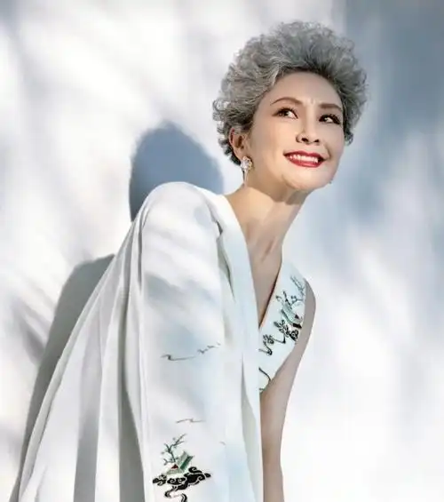 从家庭主妇到世界旗袍皇后曹美丽奶奶活成了中国女性的榜样