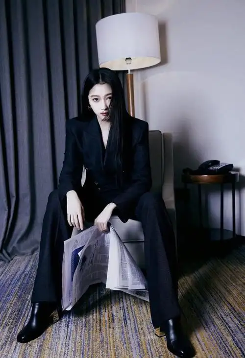 关晓彤今日活动路透allblack西装黑长直造型