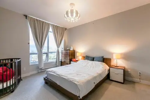 两个大卧室阳光充足,格局合理.