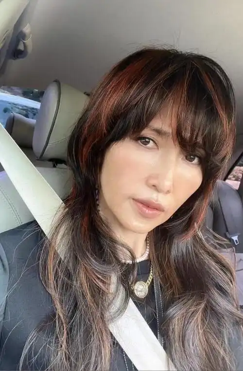 52岁工藤静香驾豪车开会,抬手露腰腹部平坦,木偶纹深被吐槽脸崩