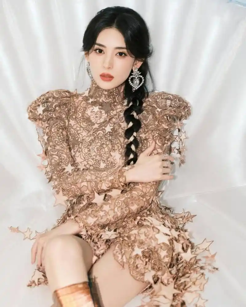 身材高挑,气质出众的#古力娜扎# 肤如凝脂,貌若桃花,五官精致,水灵