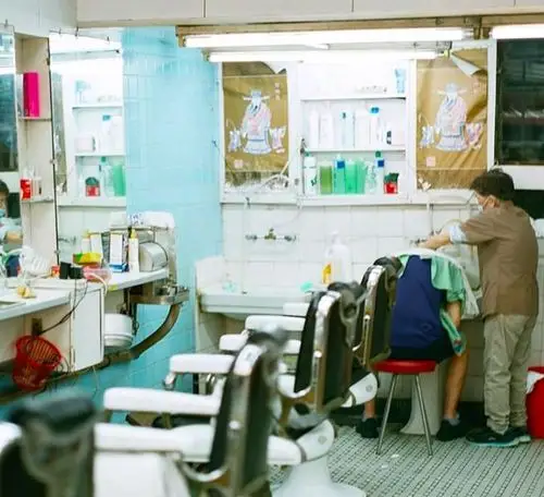 比起8,90年代的理发店,现在有专门剪油头的barber shop,也不乏装修