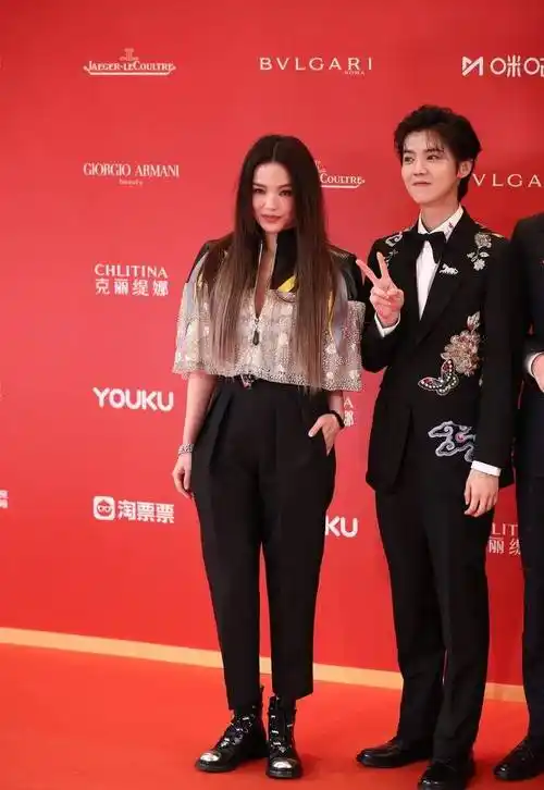 与巨型画像合照,画面美不胜收_鹿晗_恋情_吴亦凡