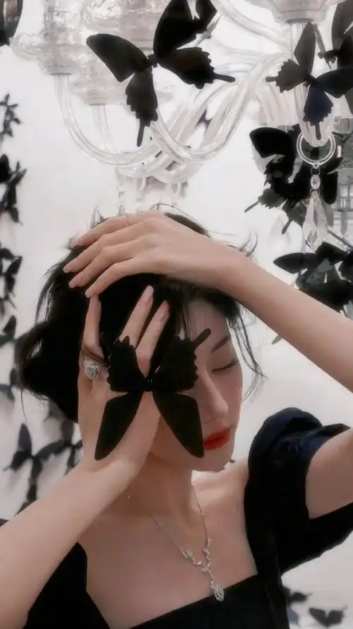 迪丽热巴封面 捂胸